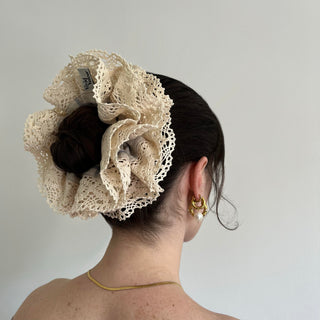Florence is one of the first models of our BUNCHY SS23 collection. It the bushiest and the most distinctive oversized bun scrunchie you’ll ever wear!! Each item is handcrafted mostly from dead stock textiles and fabric scraps sourced & designed in Europe by our creative team.